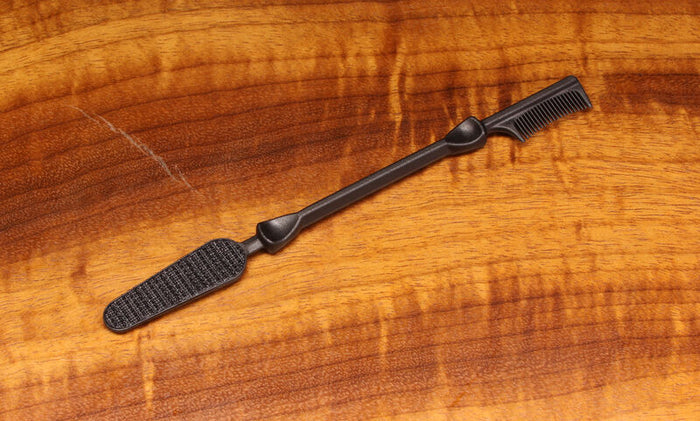 Hareline Stonfo Comb Brush with a textured rubber pad on one end and a fine-toothed comb on the other, designed for detailed cleaning and grooming of fishing tackle.